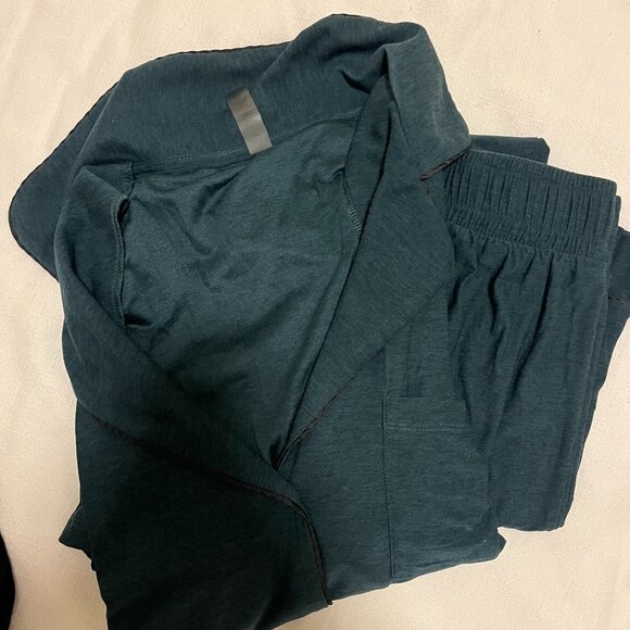 Beyond Yoga Dark Green Pajama Set in Featherweight fabric - Picture 4 of 4